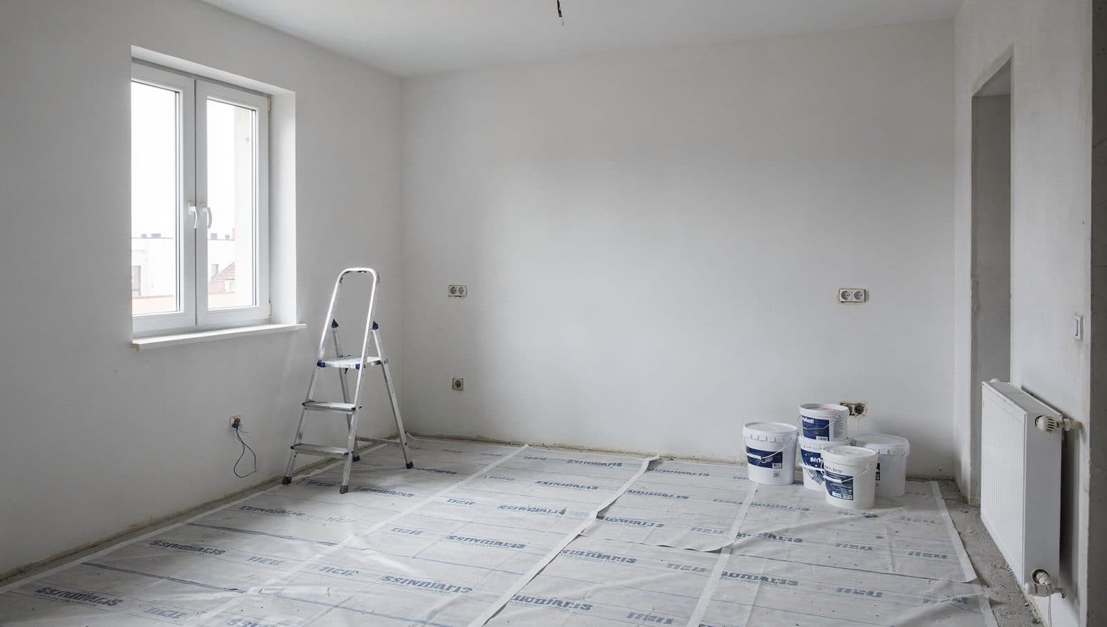 Mieszkanie w trakcie remontu, ściany po gładziach i rozprowadzone instalacje